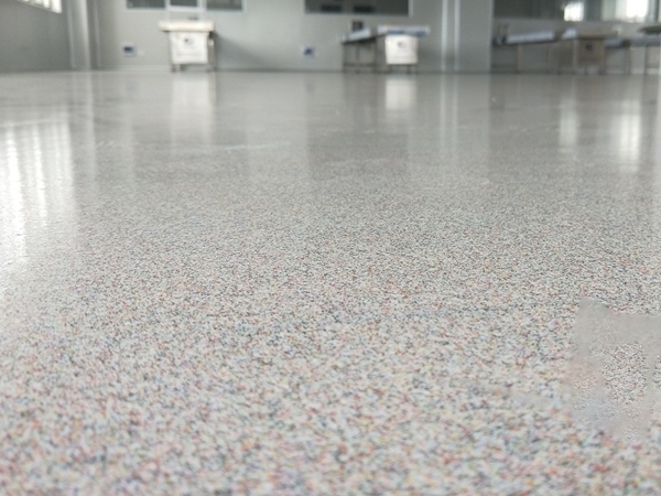 建智地坪環(huán)氧彩砂自流平最大的特點是什么?